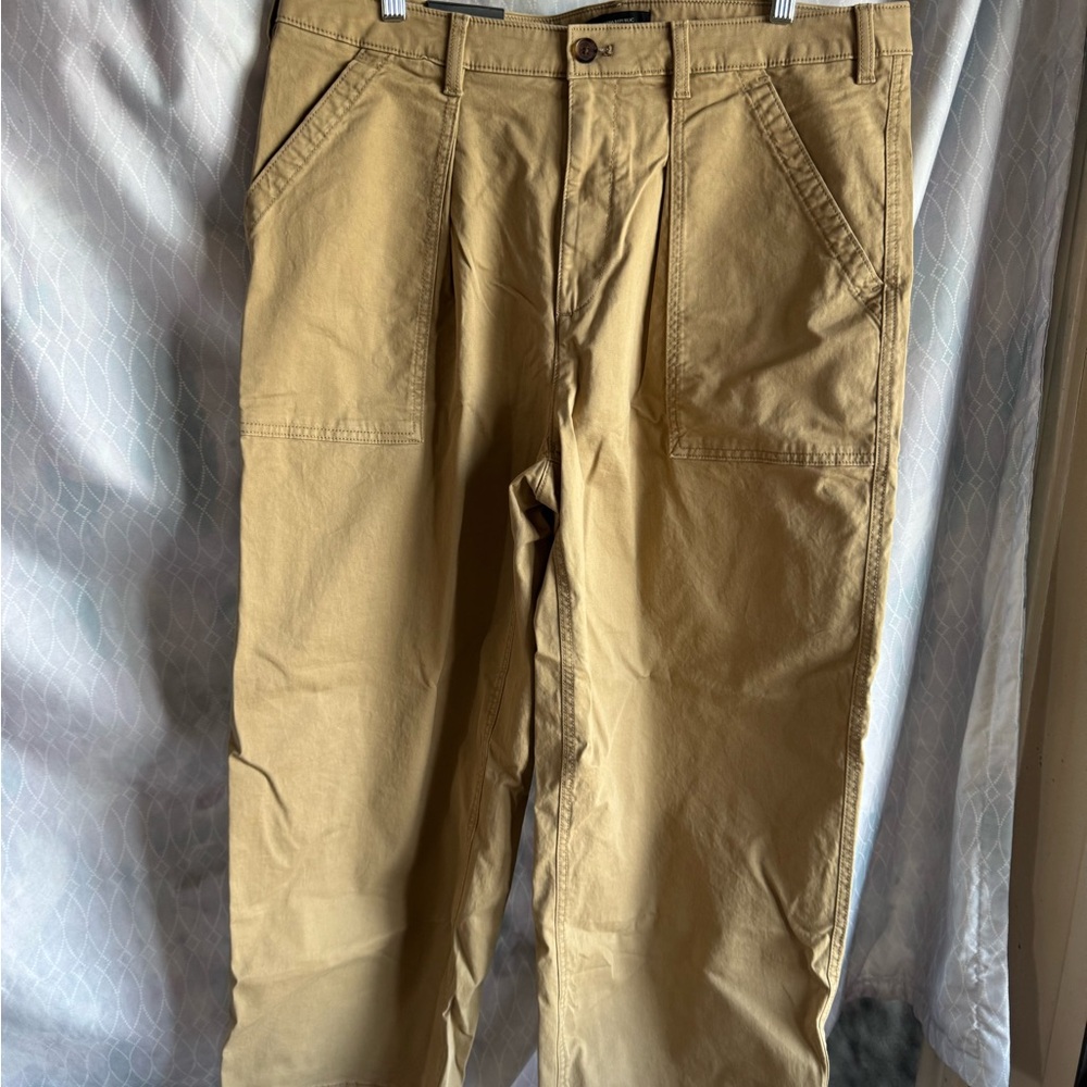 Banana Republic Women’s Cotton Khaki Chinos NWT wide leg size 16 Pocket detail